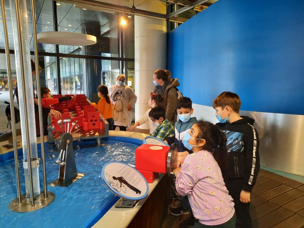Les enfants expérimentent à la Cité des Sciences