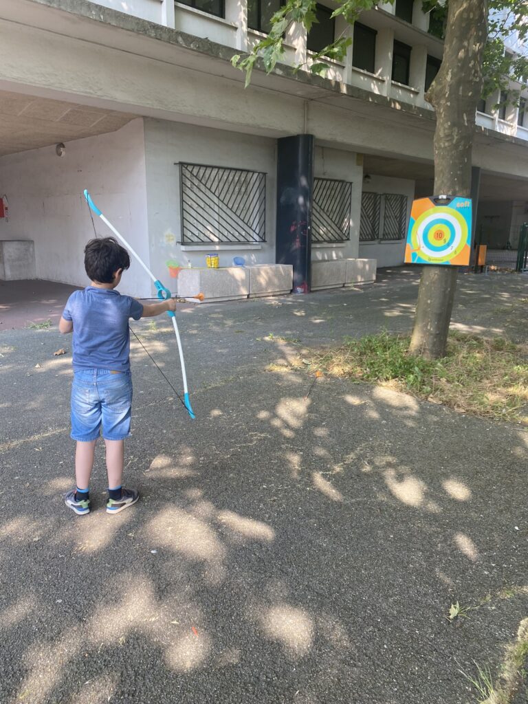 La cour comme espace de vie et de jeux