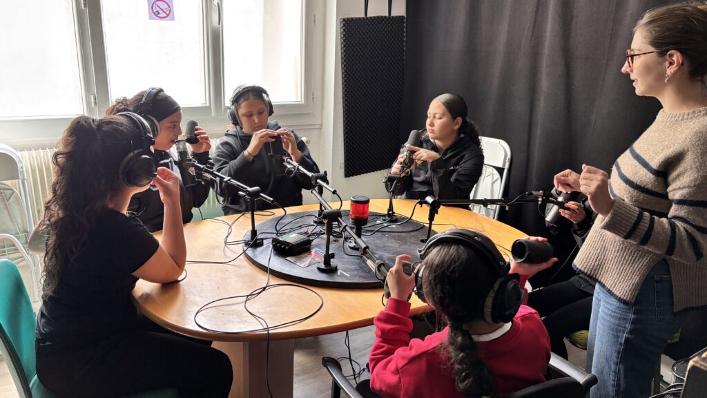 Micro en main, les jeunes font leur radio