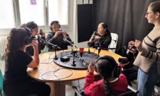 Micro en main, les jeunes font leur radio