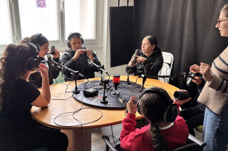 Micro en main, les jeunes font leur radio