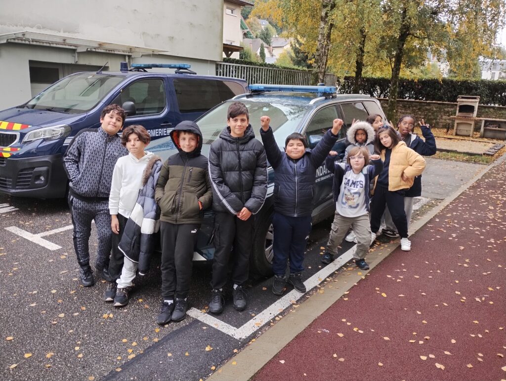 Visite de la Gendarmerie Nationale avec les enfants d'Aix-les-bains